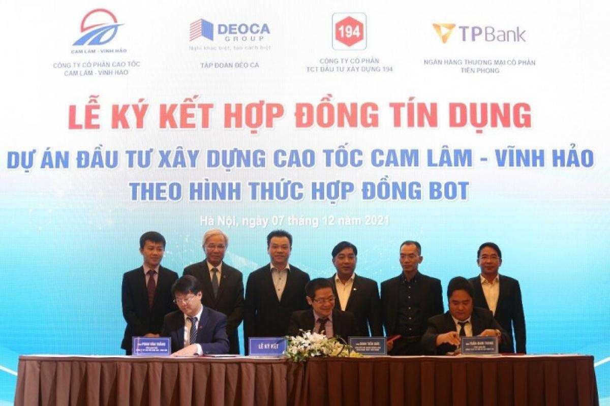 Liên danh nhà đầu tư ký kết hợp đồng tín dụng và hợp đồng hợp tác kinh doanh dự án cao tốc Cam Lâm - Vĩnh Hảo.