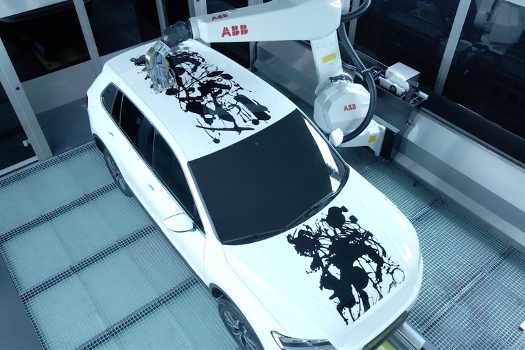 Chiếc xe đầu tiên trên thế giới được sơn bằng 'robot nghệ sĩ' ảnh 2