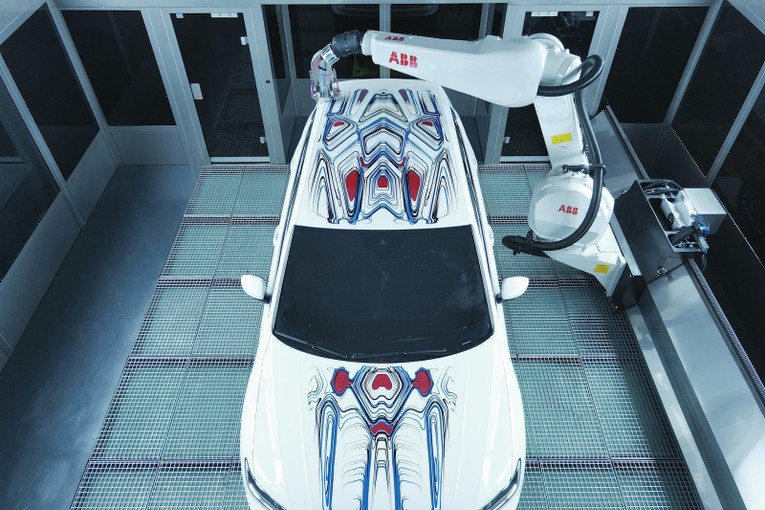 Chiếc xe đầu tiên trên thế giới được sơn bằng 'robot nghệ sĩ' ảnh 3