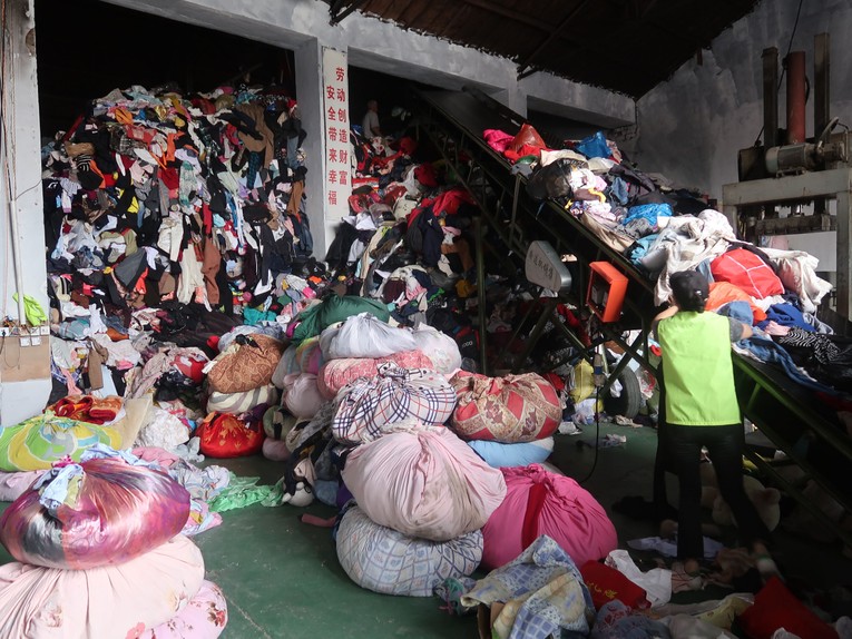 Trung Quốc sẽ tái chế 25% chất thải may mặc vào năm 2025 ảnh 1