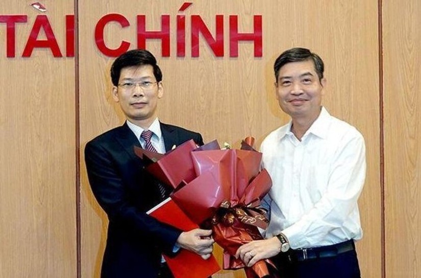 Thứ trưởng Bộ Tài chính Tạ Anh Tuấn (phải) trao quyết định cho tân Cục trưởng Cục Quản lý giá Nguyễn Minh Tiến. 
