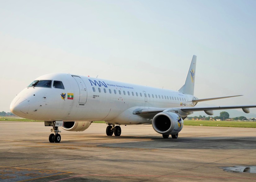 Máy bay Embraer 190 của Hãng hàng không Myanmar đỗ tại sân bay Nội Bài.