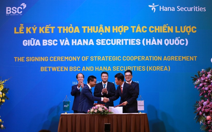 Đại diện lãnh đạo BSC và HSC ký kết thỏa thuận hợp tác chiến lược.