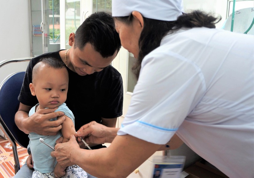 Một em bé đang được tiêm phòng tại Trạm y tế xã Kim Đồng, tỉnh Cao Bằng. Ảnh minh họa. Ảnh: WHO Việt Nam