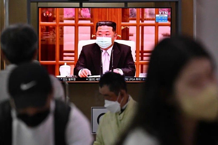 Một chương trình truyền hình ở Hàn Quốc chiếu cảnh nhà lãnh đạo Kim Jong-un của Triều Tiên đeo khẩu trang hôm 12/5, sau khi Triều Tiên xác nhận ca mắc Covid-19 đầu tiên. Ảnh: AFP
