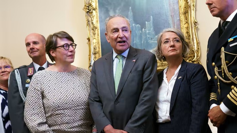 Lãnh đạo phe đa số Thượng viện Chuck Schumer (giữa), Đại sứ Thụy Điển tại Mỹ Karin Ulrika (bên phải) và cố vấn từ Đại sứ quán Phần Lan Paivi Nevala (bên trái). Ảnh: AP