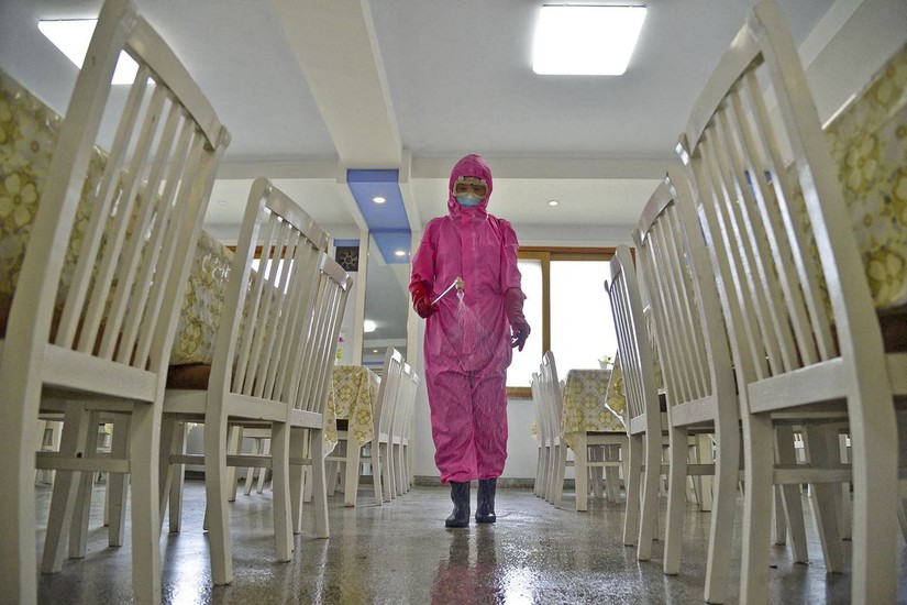 Nhân viên khử trùng phòng ăn tại một nhà máy sản xuất vật tư vệ sinh ở Bình Nhưỡng, Triều Tiên, ngày 17/5. Ảnh: Reuters