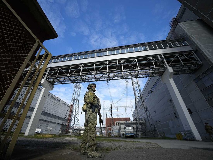 Một binh sĩ Nga đứng gác tại khu vực nhà máy điện hạt nhân Zaporizhzhia. Ảnh: AP