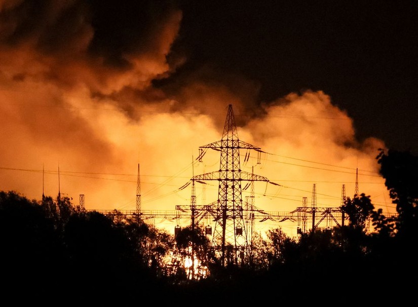 Đám cháy lớn tại nhà máy điện ở Kharkov sau khi bị tập kích, ngày 11/9. Ảnh: Reuters