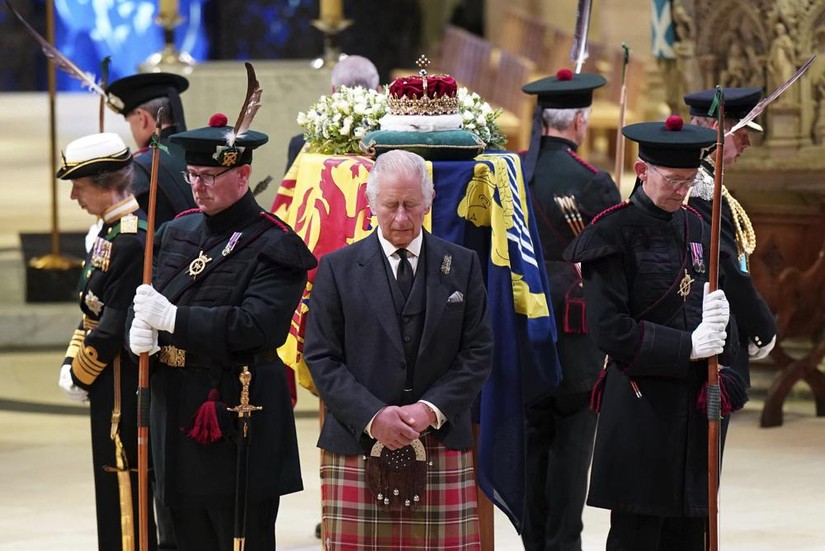Vua Charles III cùng các anh chị em đứng 4 góc quanh linh cữu Nữ hoàng Elizabeth II, ngày 12/9. Ảnh: AP