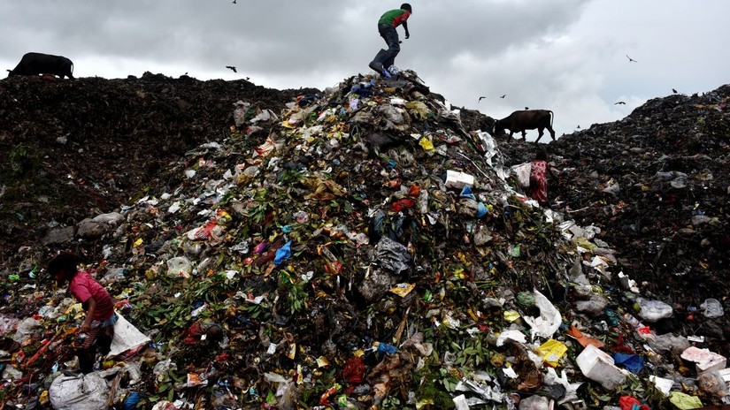Trẻ em làm việc tại bãi rác Chittagong, Bangladesh, ngày 30/5/2022. Ảnh: CNN
