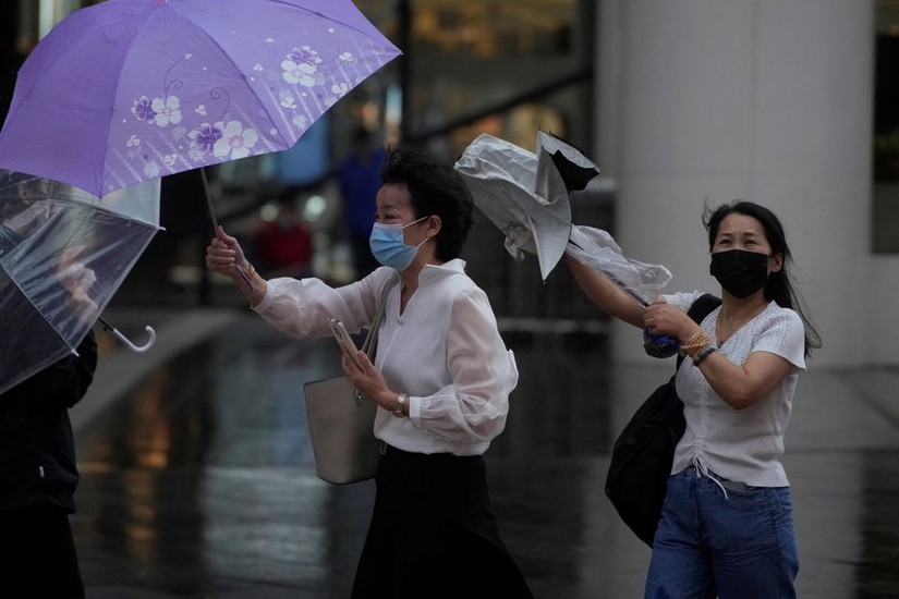 Bão Muifa đổ bộ vào Thượng Hải với sức gió lên tới 125km/h. Ảnh: Reuters