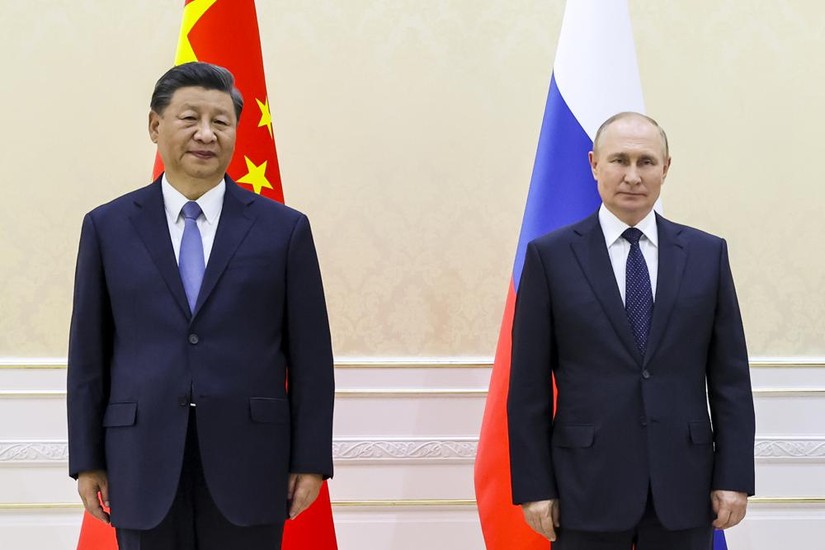 Tổng thống Nga Vladimir Putin và Chủ tịch Trung Quốc Tập Cận Bình chụp ảnh bên lề Hội nghị thượng đỉnh Tổ chức Hợp tác Thượng Hải (SCO), Samarkand, Uzbekistan, ngày 15/9. Ảnh: AP