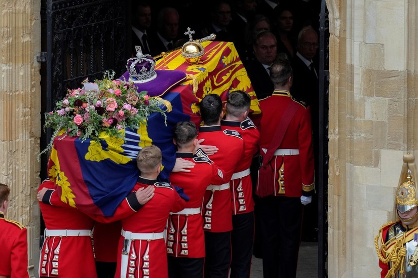 Linh cữu Nữ hoàng được rước tới Nhà nguyện St. George. Ảnh: Sky News