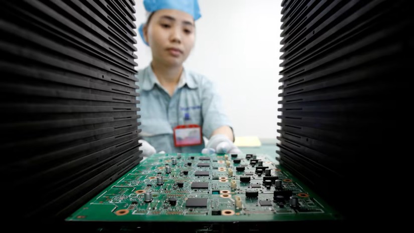 Bên trong nhà máy Manutronics tại tỉnh Bắc Ninh. Ảnh: Reuters