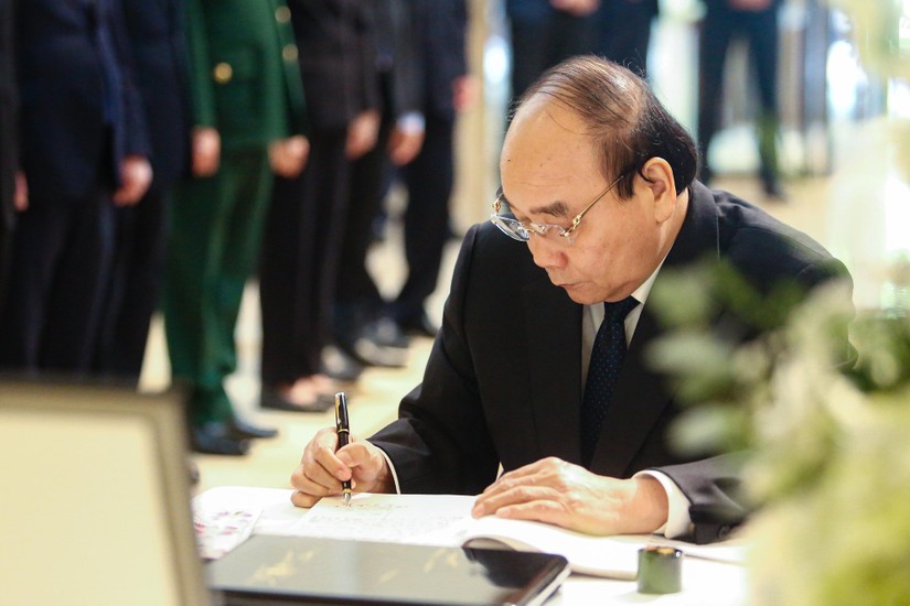 Chủ tịch nước Nguyễn Xuân Phúc ghi sổ tang tưởng nhớ cố Thủ tướng Nhật Bản Shinzo Abe, ngày 11/7. 