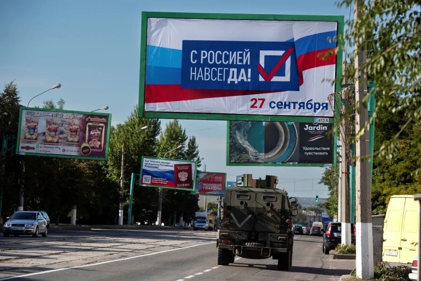 Một tấm biển hiệu kêu gọi bỏ phiếu trưng cầu dân ý tại tỉnh Lugansk, Ukraine. Ảnh: AP