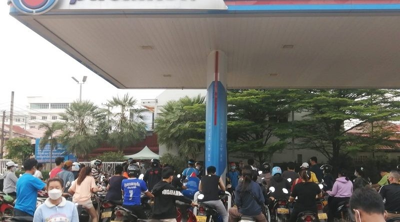 Do phải xếp hàng dài để mua được ít nhiên liệu, nhiều người Lào đã cân nhắc sang Thái Lan để mua xăng. Ảnh: Vientiane Times