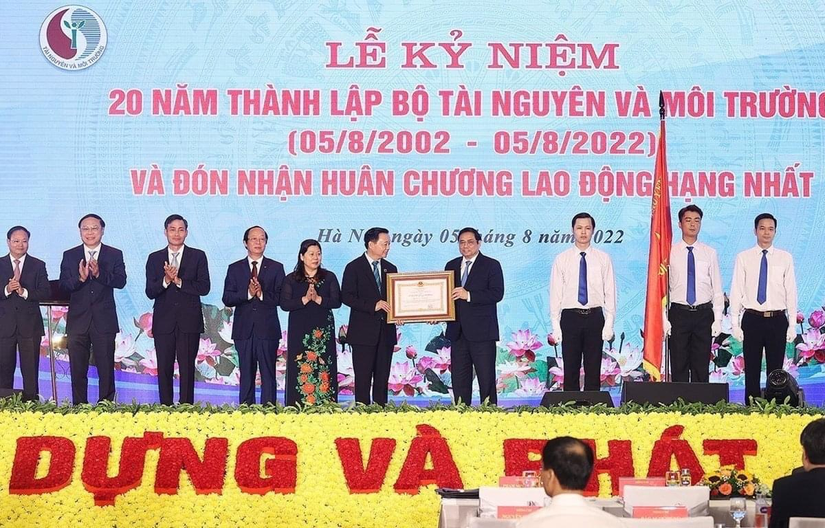 Thủ tướng Chính phủ Phạm Minh Chính thay mặt lãnh đạo Đảng, Nhà nước trao Huân chương Lao động hạng Nhất tặng Bộ Tài nguyên và Môi trường. Ảnh: VGP.
